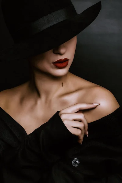 Kobieta sylwetka z czerwoną szminką na ustach — Zdjęcie stockowe
