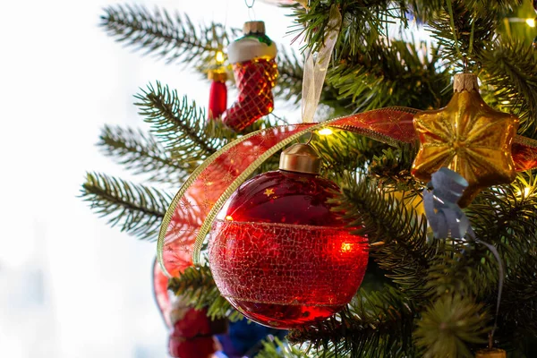 Christbaumschmuck Neujahr Weihnachtsbaumbeleuchtung Weihnachtliche Dekorationsideen Gemütliche Weihnachtsdekoration — Stockfoto