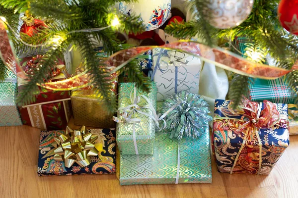 圣诞树装饰 圣诞树点灯 圣诞装饰的想法 舒适的圣诞家居装饰 — 图库照片