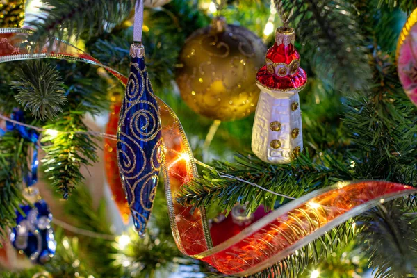 Christbaumschmuck Neujahr Weihnachtsbaumbeleuchtung Weihnachtliche Dekorationsideen Gemütliche Weihnachtsdekoration — Stockfoto