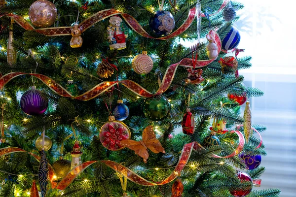 Christbaumschmuck Neujahr Weihnachtsbaumbeleuchtung Weihnachtliche Dekorationsideen Gemütliche Weihnachtsdekoration — Stockfoto