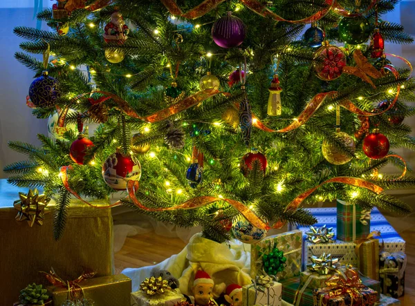 Χριστουγεννιάτικο Δέντρο Διακόσμηση Πρωτοχρονιά Φωτισμός Χριστουγεννιάτικου Δέντρου Χριστουγεννιάτικες Ιδέες Διακόσμησης — Φωτογραφία Αρχείου