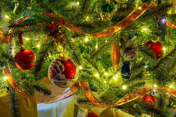 クリスマスツリーの装飾 クリスマスツリー照明 クリスマスの装飾の考え 居心地の良いクリスマスの家の装飾 — ストック写真