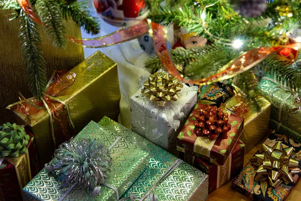 圣诞树装饰 圣诞树点灯 圣诞装饰的想法 舒适的圣诞家居装饰 — 图库照片