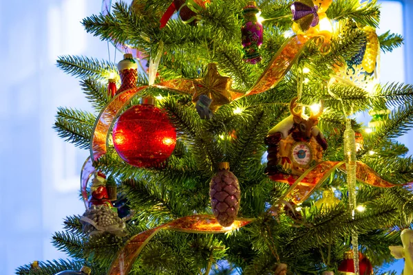 Christbaumschmuck Neujahr Weihnachtsbaumbeleuchtung Weihnachtliche Dekorationsideen Gemütliche Weihnachtsdekoration — Stockfoto