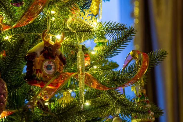 Christbaumschmuck Neujahr Weihnachtsbaumbeleuchtung Weihnachtliche Dekorationsideen Gemütliche Weihnachtsdekoration — Stockfoto