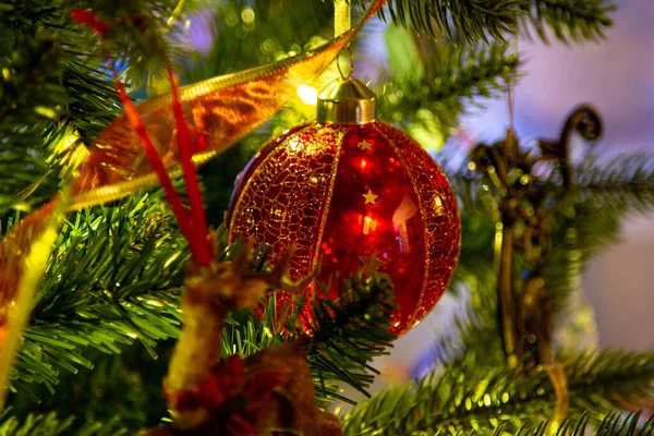 Christbaumschmuck Neujahr Weihnachtsbaumbeleuchtung Weihnachtliche Dekorationsideen Gemütliche Weihnachtsdekoration — Stockfoto