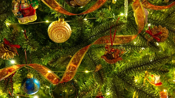 Christbaumschmuck Neujahr Weihnachtsbaumbeleuchtung Weihnachtliche Dekorationsideen Gemütliche Weihnachtsdekoration — Stockfoto