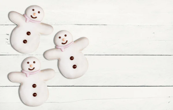 Вкусное Рождественское Печенье Виде Снеговика Украшенного Сахарной Глазурью Помадкой Белом — стоковое фото
