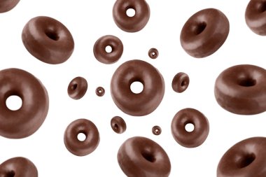 Birçok donut, beyaz arka planda izole edilmiş çikolata şekeriyle kaplanmış. Komik ve lezzetli siyah çikolatalı çörekler.