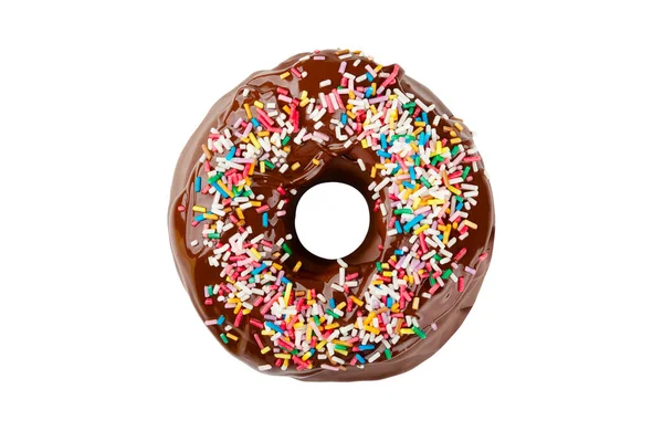 Çikolata kaplamalı ve beyaz arka planda izole edilmiş renkli parçacıklarla süslenmiş bir çörek. Lezzetli çikolatalı donut.