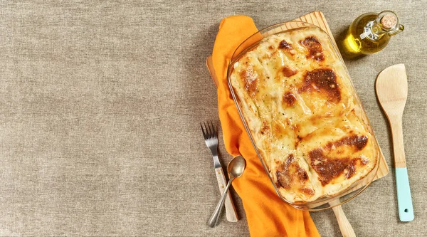 Čerstvě Upečené Lasagne Rozpuštěným Sýrem Gratinem Podávané Dřevěnou Špachtlí Olivovým — Stock fotografie