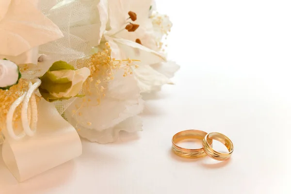 Gouden Ringen Voor Een Romantische Bruiloft Met Witte Bloemen Kopieerruimte — Stockfoto