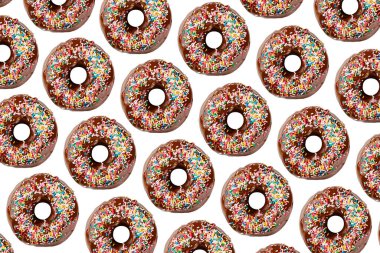 Erimiş çikolata kreması ve beyaz arka planda izole edilmiş renkli serpiştirilmiş bir sürü lezzetli donatın deseni.