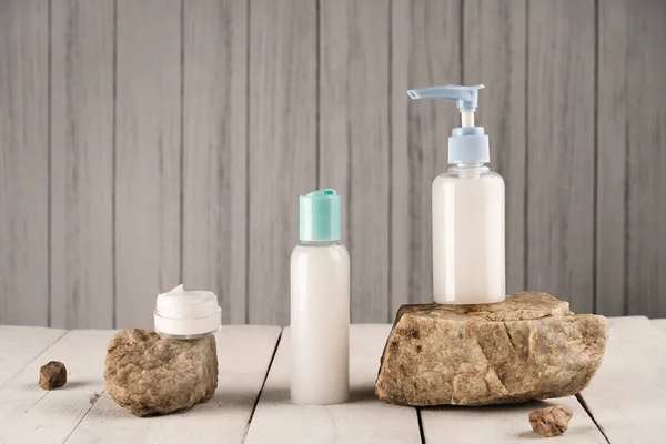 天然石头和木制背景上的白色肥皂和奶油容器 采购产品包装的奶油 面部泡沫或皮肤护理 化妆品的品牌设计模型 复制空间 图库图片