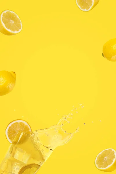 Függőleges Összetétele Repülő Citromok Egy Pohár Friss Limonádé Jéggel Esik — Stock Fotó