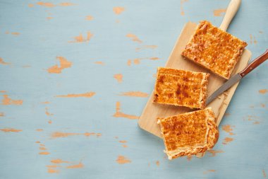 Domates, soğan, biber, ton balığı, yumurta ve buğday hamuru gibi doğal malzemelerle birlikte taze kesilmiş börekler. Ton balıklı turta. Galiçya ve İspanya 'dan tipik Galiçya yemeği