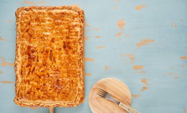 Domates, soğan, biber, ton balığı, yumurta ve buğday hamuru gibi doğal malzemelerle taze pişmiş köfte. Ton balıklı turta. Empanada kalyonu. Galiçya ve İspanya 'dan tipik Galiçya yemeği