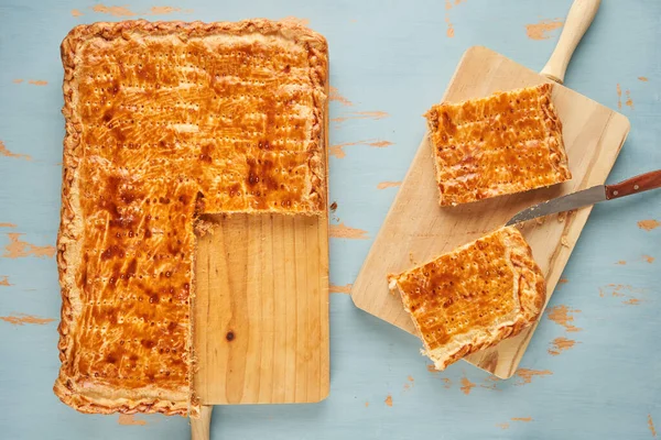 Porciones Recién Cortadas Una Empanada Recién Horneada Con Ingredientes Naturales Fotos De Stock