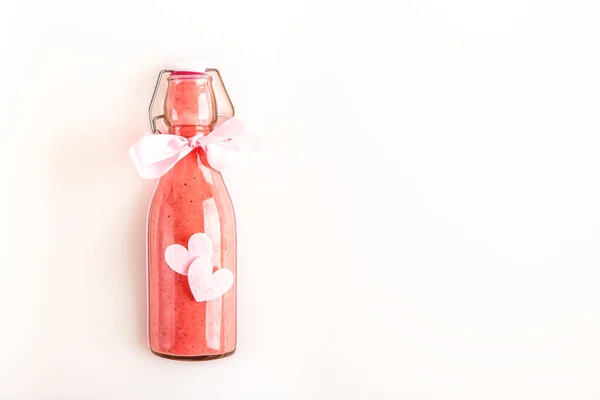 Szklana Butelka Orzeźwiającym Różowym Koktajlem Truskawkowym Nad Mlekiem Pięknym Sercem — Zdjęcie stockowe