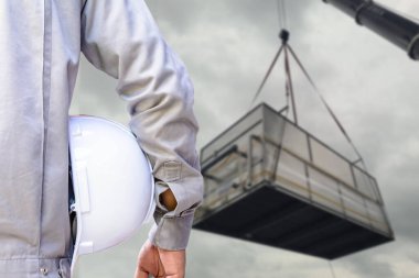 Amonyak Soğutma Sistemini Denetleyen Servis Mühendisi