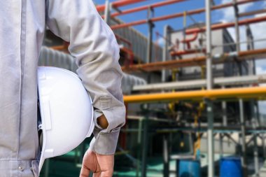 Amonyak Soğutma Sistemini Denetleyen Servis Mühendisi