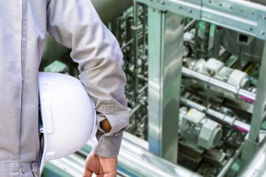 Amonyak Soğutma Sistemini Denetleyen Servis Mühendisi