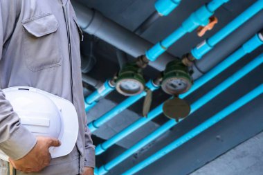 Servis Mühendisi Su Boru Hattı Sistemini Denetliyor