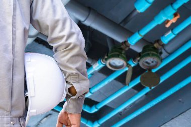 Servis Mühendisi Su Boru Hattı Sistemini Denetliyor