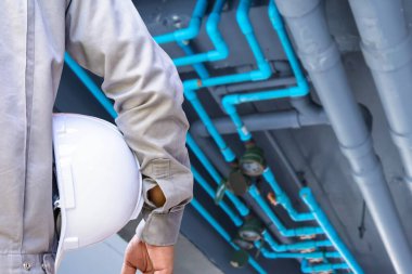 Servis Mühendisi Su Boru Hattı Sistemini Denetliyor