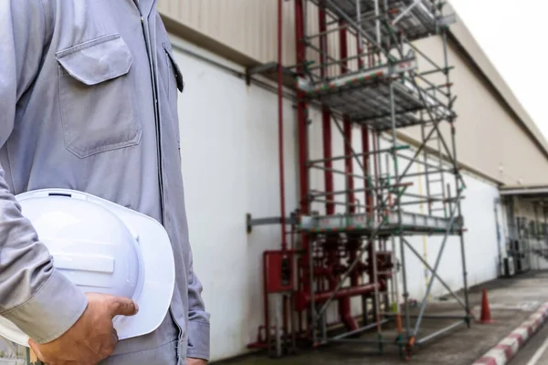 Profesyonel Servis Mühendisi Yangın Koruma Sistemi Hazırlıyor