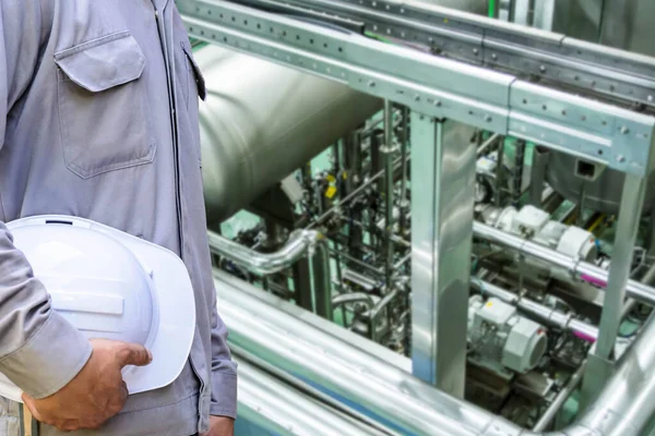 Amonyak Soğutma Sistemini Denetleyen Servis Mühendisi