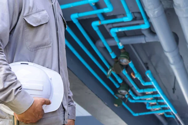 Servis Mühendisi Su Boru Hattı Sistemini Denetliyor