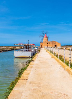 Marsala Tuz Tavaları Yel Değirmenleri, Trapani, Sicilya, İtalya, Avrupa