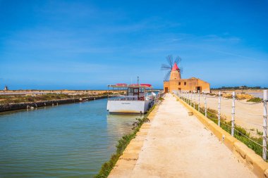 Marsala Tuz Tavaları Yel Değirmenleri, Trapani, Sicilya, İtalya, Avrupa
