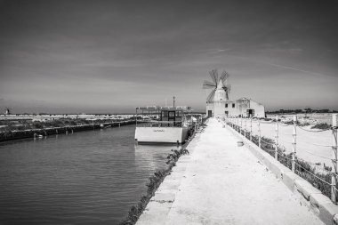 Marsala Tuz Tavaları Yel Değirmenleri, Trapani, Sicilya, İtalya, Avrupa