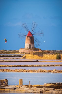 Marsala Tuz Tavaları Yel Değirmenleri, Trapani, Sicilya, İtalya, Avrupa