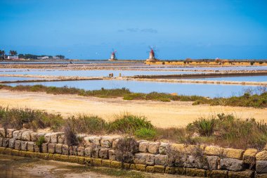 Marsala Tuz Tavaları Yel Değirmenleri, Trapani, Sicilya, İtalya, Avrupa