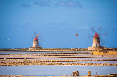 Marsala Tuz Tavaları Yel Değirmenleri, Trapani, Sicilya, İtalya, Avrupa