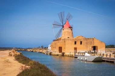 Marsala Tuz Tavaları Yel Değirmenleri, Trapani, Sicilya, İtalya, Avrupa