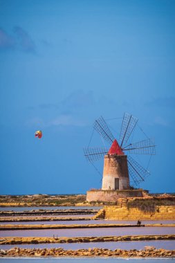 Marsala Tuz Tavaları Yel Değirmenleri, Trapani, Sicilya, İtalya, Avrupa