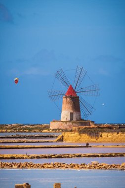 Marsala Tuz Tavaları Yel Değirmenleri, Trapani, Sicilya, İtalya, Avrupa