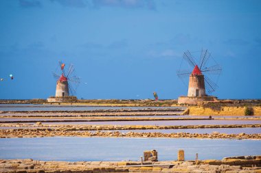 Marsala Tuz Tavaları Yel Değirmenleri, Trapani, Sicilya, İtalya, Avrupa