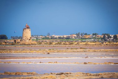 Marsala Tuz Tavaları Yel Değirmenleri, Trapani, Sicilya, İtalya, Avrupa