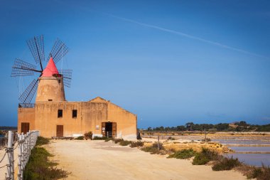 Marsala Tuz Tavaları Yel Değirmenleri, Trapani, Sicilya, İtalya, Avrupa
