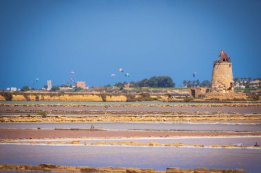 Marsala Tuz Tavaları Yel Değirmenleri, Trapani, Sicilya, İtalya, Avrupa