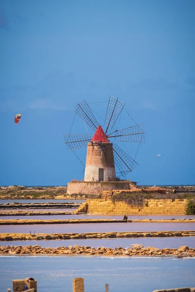 Marsala Tuz Tavaları Yel Değirmenleri, Trapani, Sicilya, İtalya, Avrupa