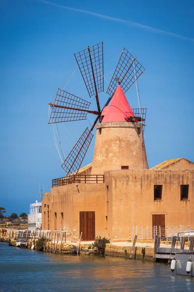 Marsala Tuz Tavaları Yel Değirmenleri, Trapani, Sicilya, İtalya, Avrupa