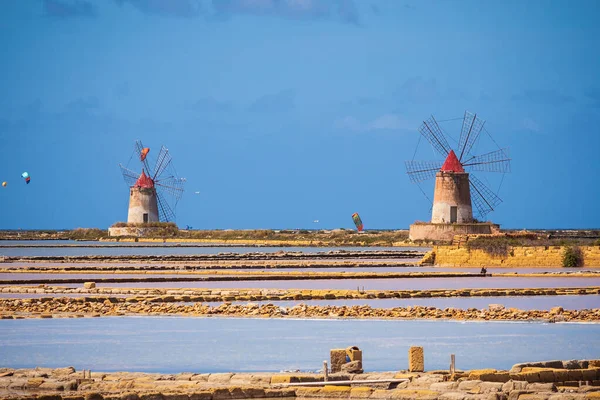 Marsala Tuz Tavaları Yel Değirmenleri, Trapani, Sicilya, İtalya, Avrupa