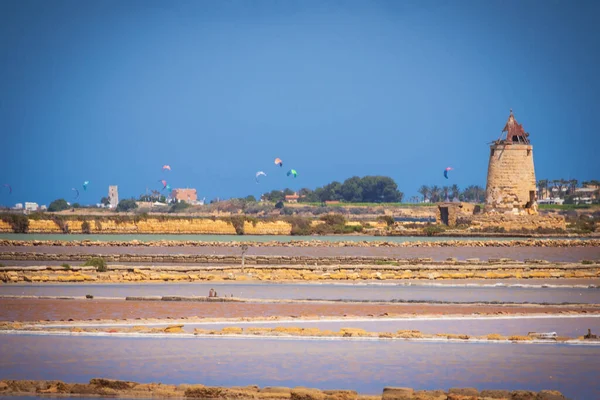 Marsala Tuz Tavaları Yel Değirmenleri, Trapani, Sicilya, İtalya, Avrupa